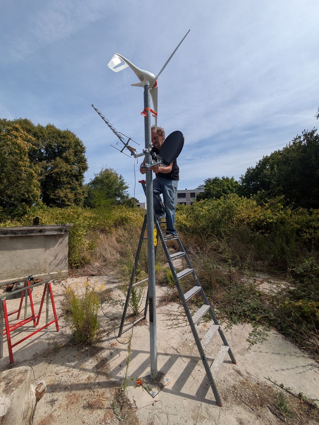 Fitting the first works to the NEUTRAL HOST mast