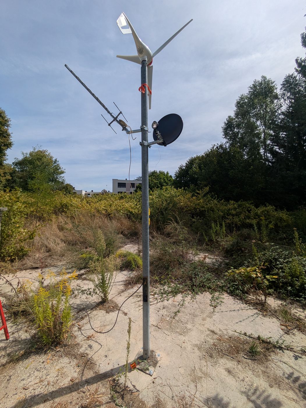 The NEUTRAL HOST mast carrying the Electro-Agriculture Antenna